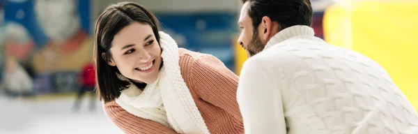 Tiro Panorâmico Belo Jovem Casal Divertindo Pista Patinação — Fotografia de Stock