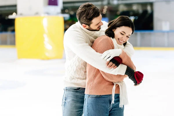 Smiling Couple Hugging Having Fun Skating Rink — ストック写真