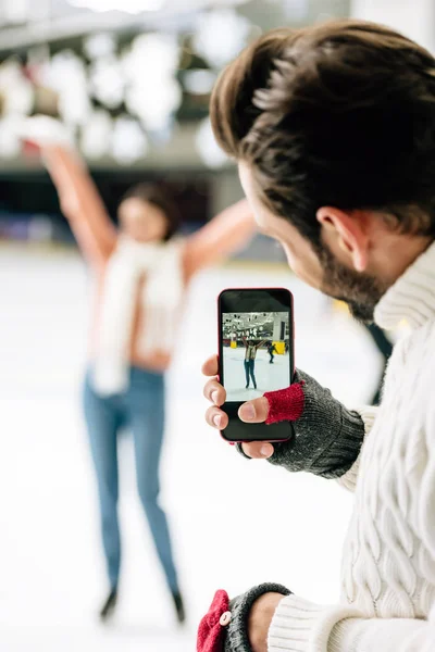 Selective Focus Handsome Man Taking Photo Excited Woman Smartphone Skating — Stock Photo, Image