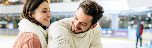 Panoramic Shot Young Smiling Couple Sweaters Spending Time Skating Rink — Stock Photo, Image