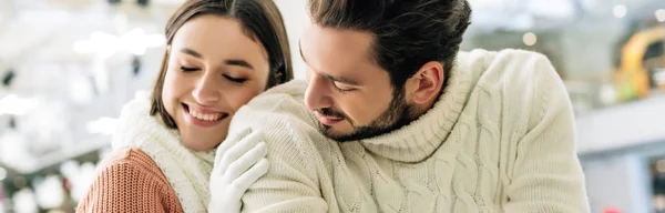 Panoramic Shot Happy Young Couple Sweaters Hugging Spending Time Skating — Stock Photo, Image
