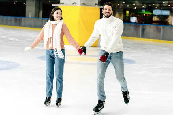 Junges Paar Hält Händchen Und Verbringt Zeit Auf Der Eisbahn — Stockfoto