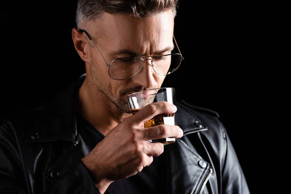 Hombre Guapo Gafas Sol Bebiendo Whisky Aislado Negro — Foto de Stock