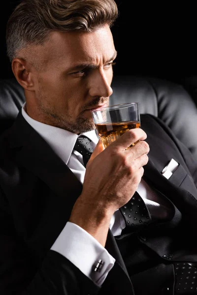 Hombre Negocios Confianza Traje Con Vaso Whisky Sofá Aislado Negro —  Fotos de Stock