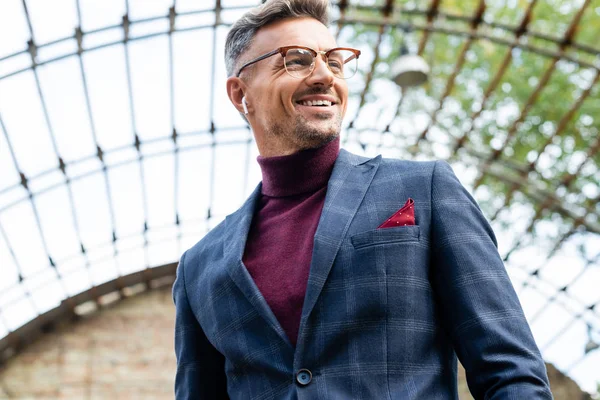 Vista Bajo Ángulo Del Hombre Negocios Sonriente Auriculares Inalámbricos Calle — Foto de Stock