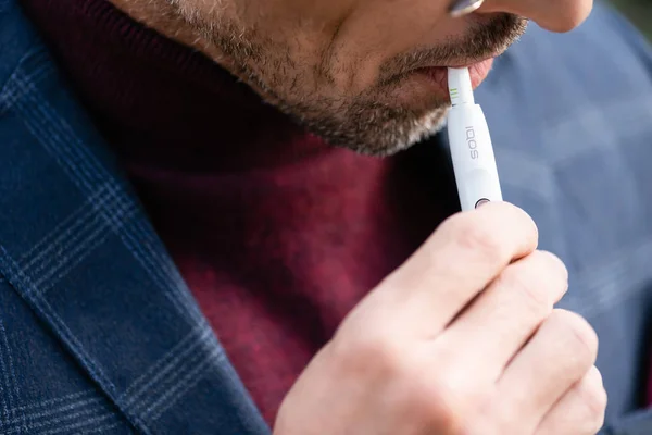 Quiiv Ucrânia Outubro 2019 Foco Seletivo Empresário Fumando Iqos Visão — Fotografia de Stock