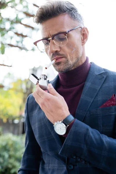 Homem Negócios Elegante Acendendo Cigarro Com Isqueiro Livre — Fotografia de Stock