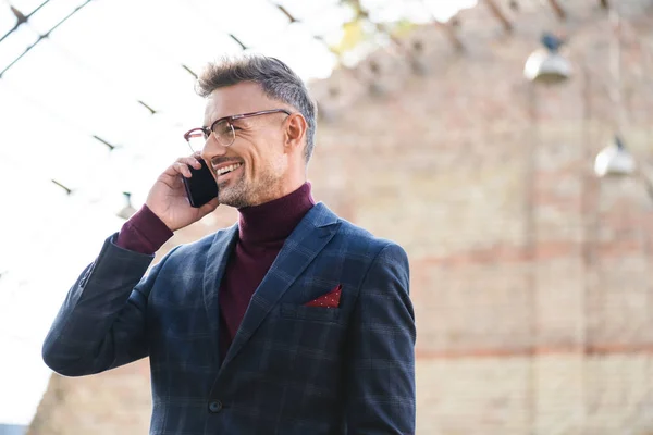 Uomo Affari Sorridente Che Parla Smartphone Strada Urbana — Foto Stock