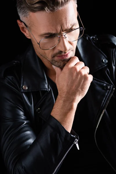 Hombre Reflexivo Gafas Sol Chaqueta Ciclista Mirando Hacia Abajo Aislado — Foto de Stock