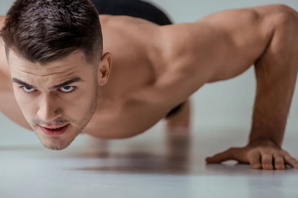 Sexy Musculoso Culturista Con Torso Desnudo Haciendo Flexiones — Foto de Stock