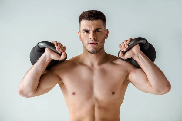 Musculoso Sexy Com Tronco Exercitando Com Kettlebells Isolado Cinza — Fotografia de Stock