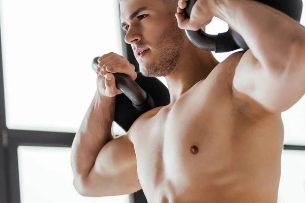 Sexy Muscular Bodybuilder Bare Torso Exercising Kettlebells — Stock Photo, Image