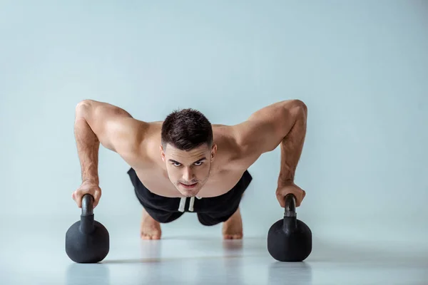 Sexy Muscular Bodybuilder Bare Torso Doing Push Ups Kettlebells Grey — Stock Photo, Image