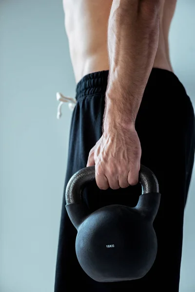Μερική Άποψη Του Σέξι Μυϊκή Άσκηση Bodybuilder Kettlebell Απομονώνονται Γκρι — Φωτογραφία Αρχείου