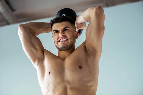 Visão Baixo Ângulo Fisiculturista Muscular Sexy Tenso Com Exercício Tronco — Fotografia de Stock