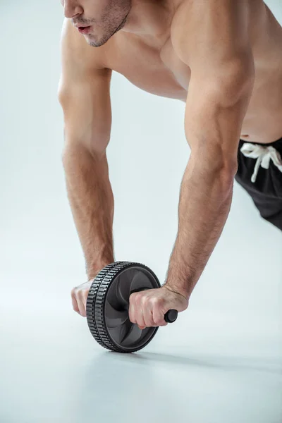 Visão Recortada Fisiculturista Muscular Sexy Com Tronco Exercitando Com Roda — Fotografia de Stock