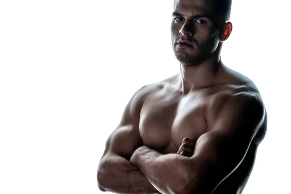 Fisiculturista Muscular Sexy Com Tronco Posando Com Braços Cruzados Sombra — Fotografia de Stock