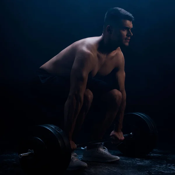 Sexig Muskulös Bodybuilder Med Bar Överkropp Excising Med Skivstång Svart — Stockfoto