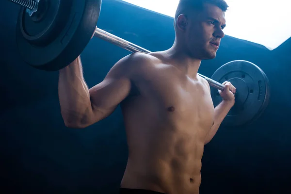 Lage Hoek Uitzicht Van Sexy Gespierde Bodybuilder Met Kale Romp — Stockfoto