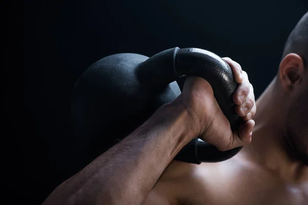 Oříznutý Pohled Svalnatý Kulturista Vyjímající Kettlebell Izolované Černé — Stock fotografie