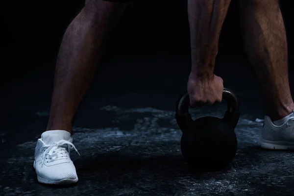 Ausgeschnittene Ansicht Muskulöser Bodybuilder Beim Schneiden Mit Der Kettlebell Auf — Stockfoto