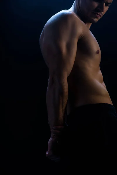 黒の背景に裸の胴体を持つセクシーな筋肉のボディビルダーのクロップドビュー — ストック写真