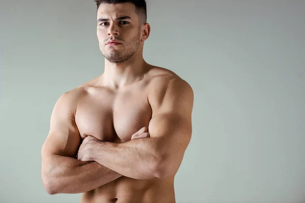 Culturist Muscular Sexy Trunchi Gol Pozând Brațele Încrucișate Izolate Gri — Fotografie, imagine de stoc