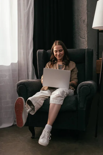 Smiling Young Woman Prosthetic Leg Using Laptop Living Room — Stock Photo, Image