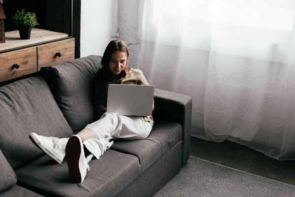 Selective Focus Young Woman Prosthetic Leg Using Laptop Sofa Home — Stock Photo, Image