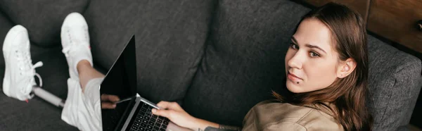 Selective Focus Woman Prosthetic Leg Using Laptop Blank Screen Sofa — Stock Photo, Image