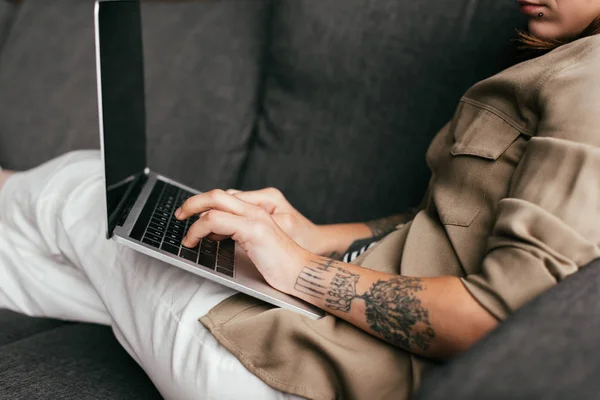 Vista Cortada Mulher Jovem Usando Laptop Sofá — Fotografia de Stock