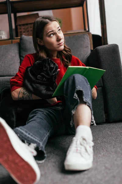 Selective Focus Girl Prosthetic Leg Holding Pug Book Floor Home — Stock Photo, Image