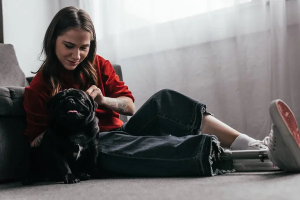 Menina Com Prótese Perna Pug Petting Chão Sala Estar — Fotografia de Stock