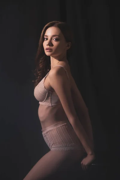 Sensual Jovem Mulher Lingerie Olhando Para Câmera Enquanto Estava Perto — Fotografia de Stock