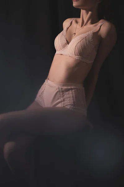Bijgesneden Uitzicht Van Sexy Jonge Vrouw Lingerie Poseren Terwijl Zitten — Stockfoto