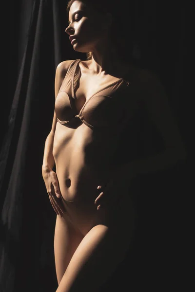 Сексуальная Молодая Женщина Нижнем Белье Позирует Закрытыми Глазами Солнцем Заднем — стоковое фото