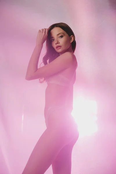Menina Sexy Lingerie Olhando Para Câmera Enquanto Posando Fundo Rosa — Fotografia de Stock