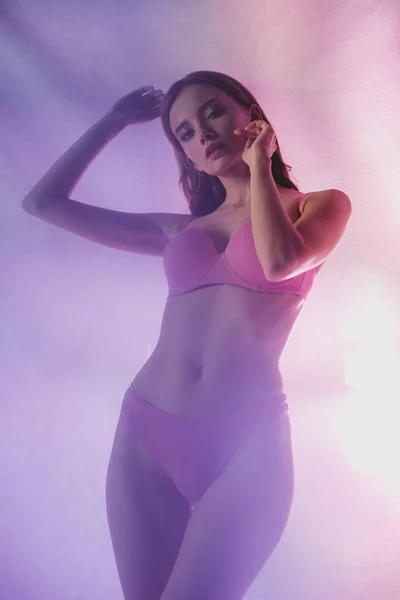 Sexy Chica Lencería Posando Sobre Rosa Violeta Fondo — Foto de Stock