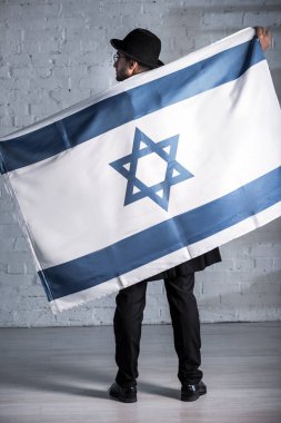 İsrail bayrağıyla Yahudi bir adamın arkadan görünüşü 