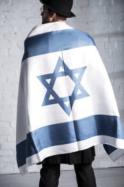 İsrail bayrağıyla Yahudi bir adamın arkadan görünüşü 