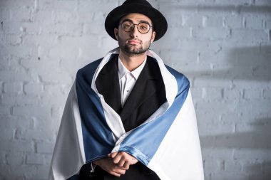 İsrail bayrağı taşıyan gözlüklü yakışıklı Yahudi. 