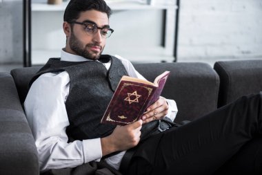 Gözlüklü yakışıklı ve genç Yahudi Tanakh okuyor. 