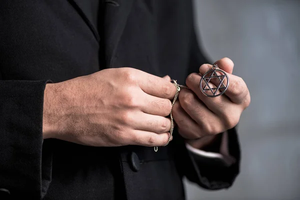 Bijgesneden Beeld Van Joodse Man Holding Ster Van David Ketting — Stockfoto