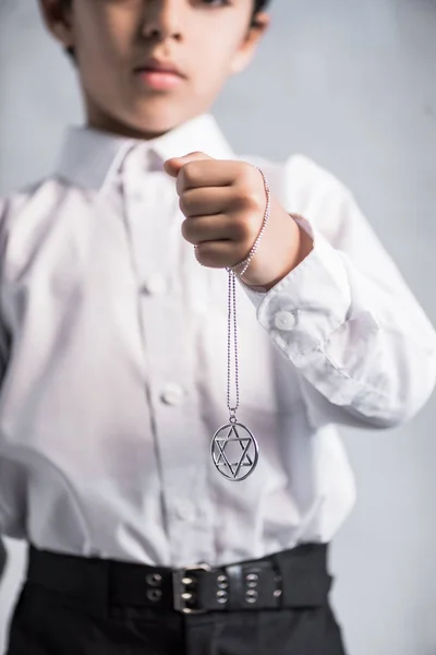 Recortado Vista Niño Judío Camisa Celebración Estrella David Collar —  Fotos de Stock