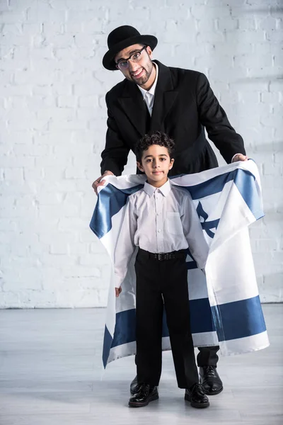 Χαμογελαστός Εβραίος Πατέρας Κρατώντας Σημαία Του Ισραήλ Και Χαριτωμένο Γιο — Φωτογραφία Αρχείου