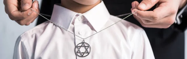 Panoramic Shot Jewish Father Wearing Star David Necklace Son — Stock Photo, Image