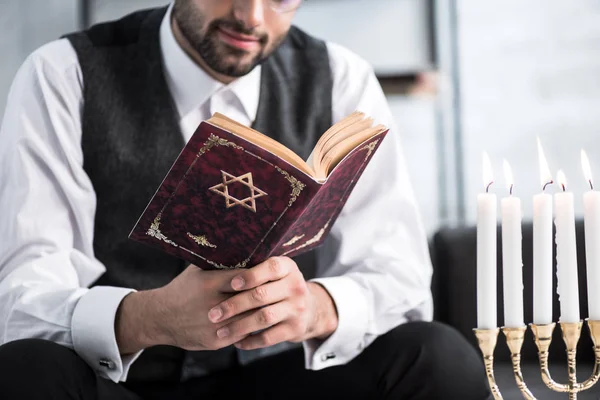 Vista Recortada Del Hombre Judío Leyendo Tanakh Apartamento — Foto de Stock