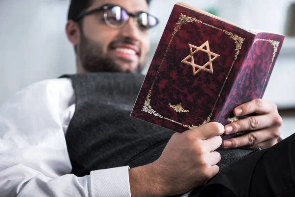 Enfoque Selectivo Sonriente Hombre Judío Gafas Lectura Tanakh — Foto de Stock