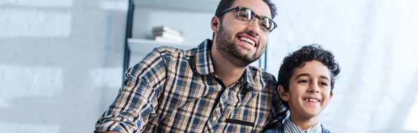 Panoramic Shot Smiling Jewish Father Son Watching Apartment — Stok Foto