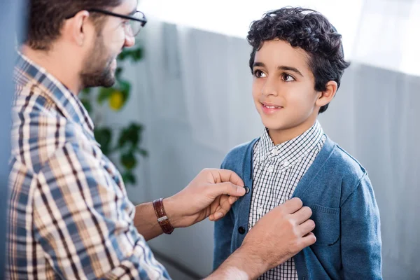 Bijgesneden Beeld Van Joodse Vader Kijken Naar Lachende Zoon Appartement — Stockfoto